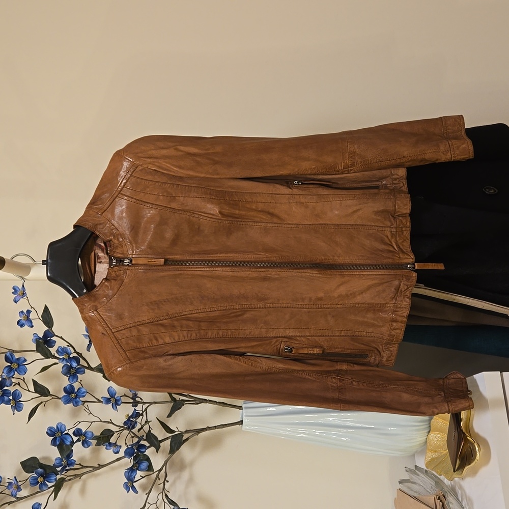 *Moving Sale*NWT Danier genuine leather jacket, 90s vintage look,originally $549